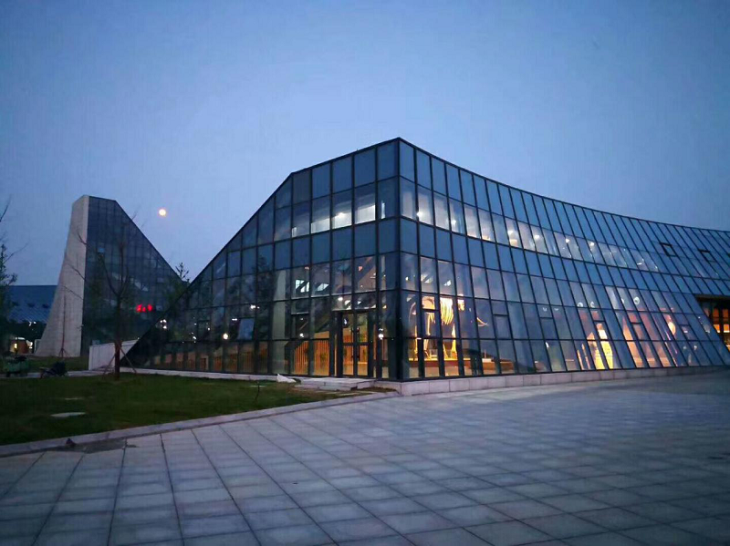 泗洪文化中心項(xiàng)目，總建筑面積57500平方米。本工程由城市規(guī)劃展覽館、文化館、青少年活動(dòng)中心、科技館組成的綜合性建筑。是異性鋼結(jié)構(gòu)。.png